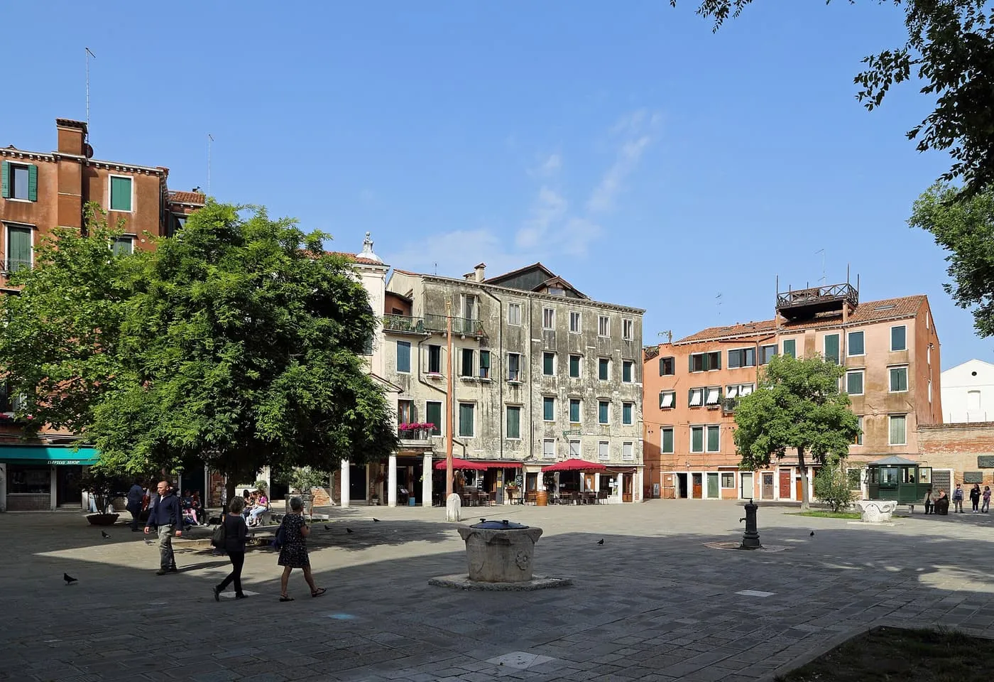 Campo del Ghetto Nuovo, a wide square with a well and trees and tall houses behind