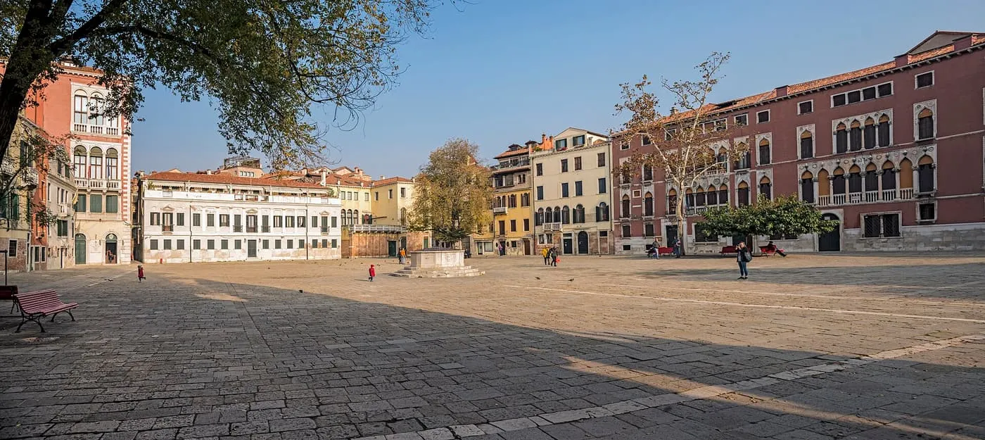 Campo San Polo, a wide paved square with a well-head, benches and palaces on three sides