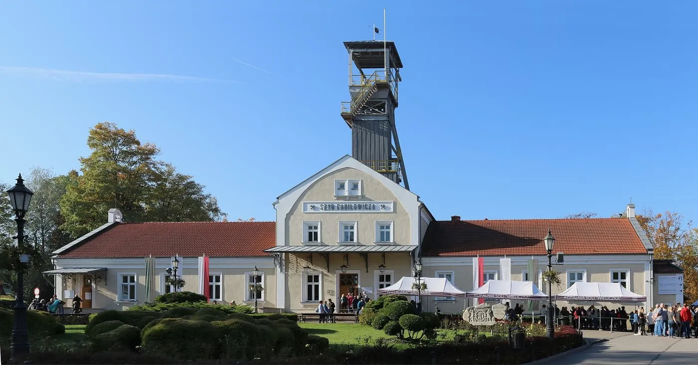 The pale yellow building at the Daniłowicza shaft with the headframe tower rising behind it