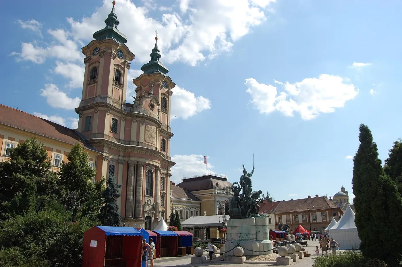 The twin-towered Minorite Church and the Dobó memorial on Dobó István Square in Eger