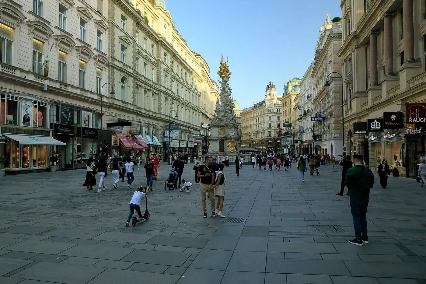 The Graben, a wide pedestrian street, with the gilded Plague Column and shop fronts on both sides