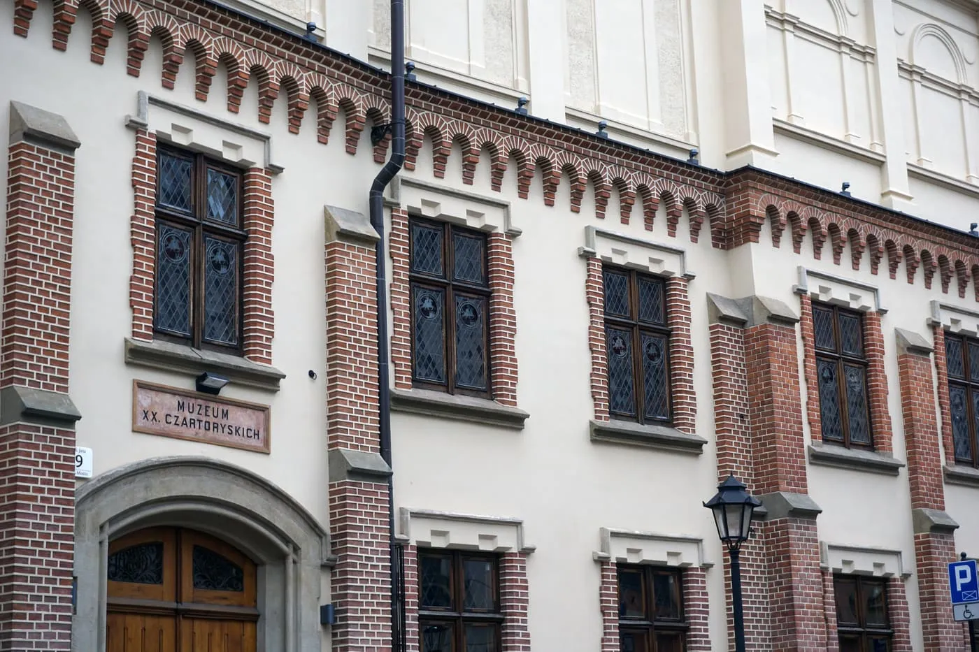 The museum entrance on ul. Pijarska, with a name plate reading Muzeum XX. Czartoryskich above the door and brick-framed windows