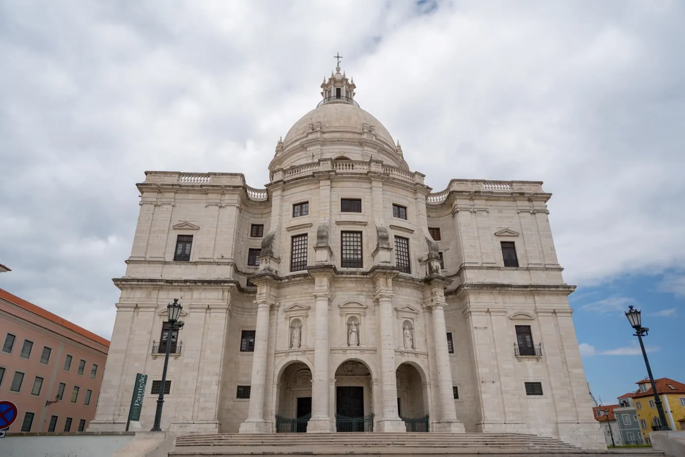 The white stone front of the church of Santa Engrácia with its dome behind, seen from the square below