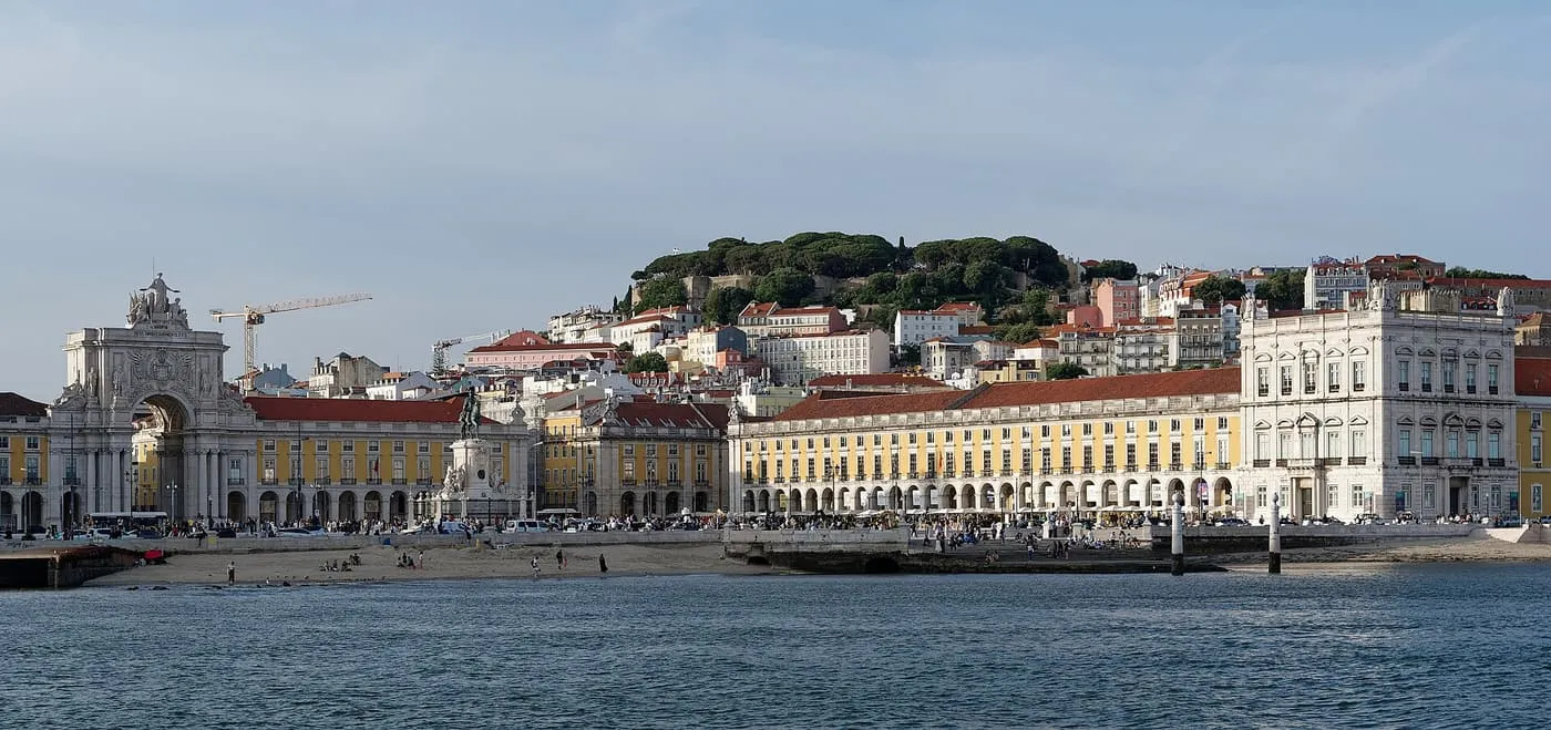 Praça do Comércio and the Rua Augusta Arch seen from the Tagus, with the São Jorge Castle hill behind