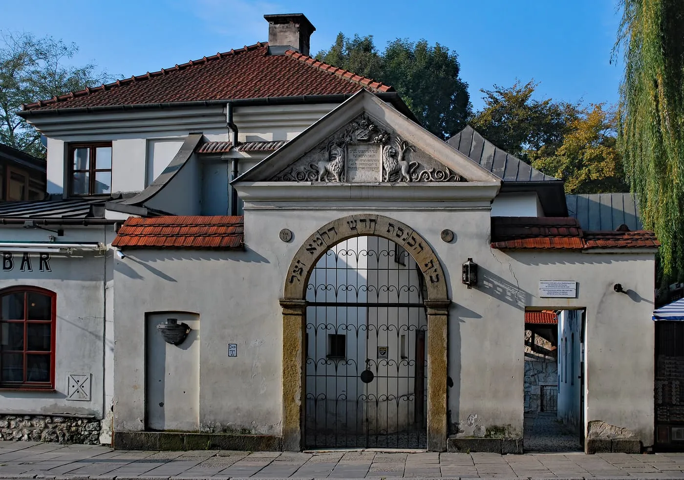 The entrance gate of the Remuh Synagogue, with a Hebrew inscription on the stone arch and two carved lions on the pediment above