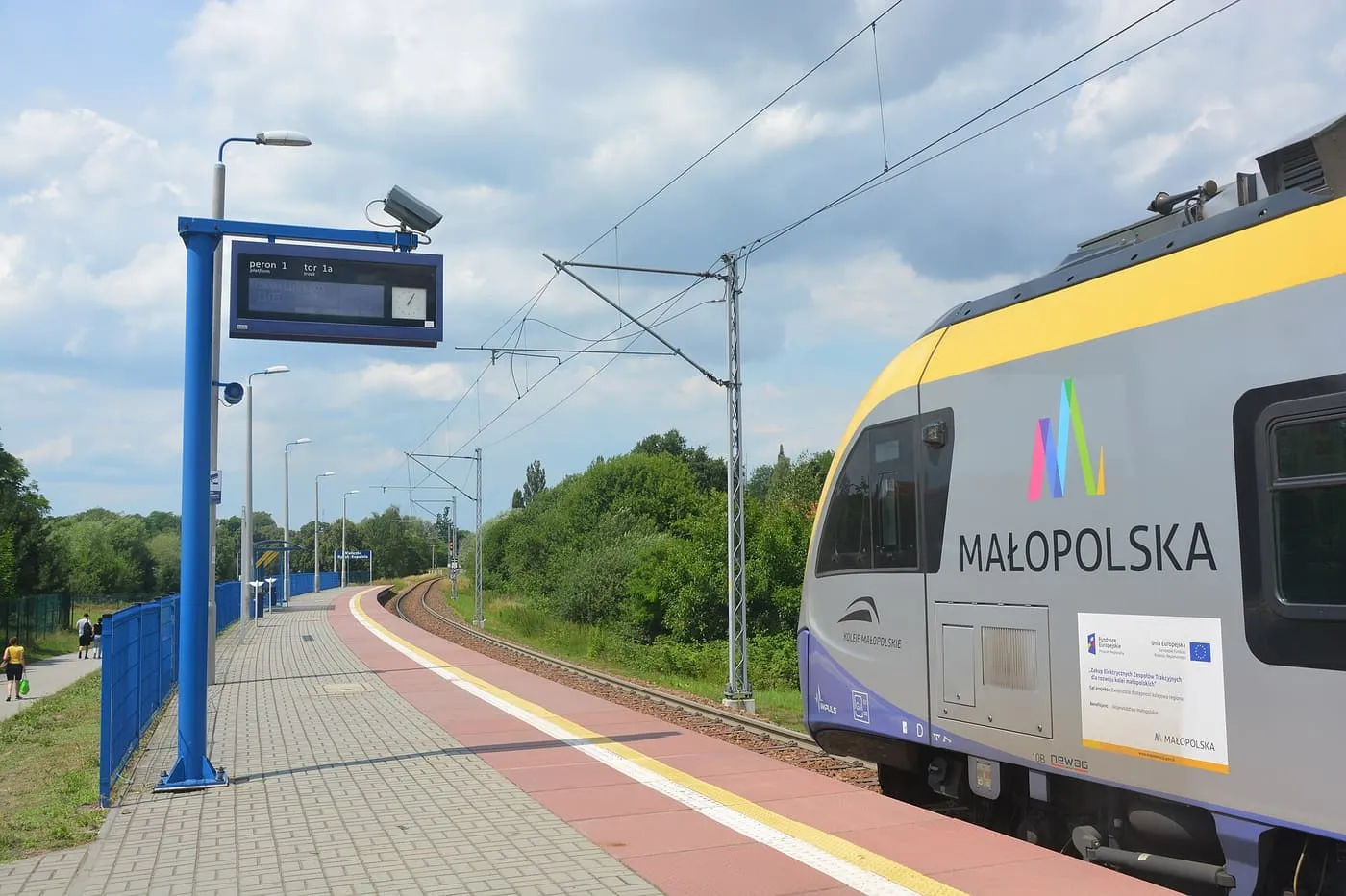 A Koleje Małopolskie train beside the platform at Wieliczka Rynek-Kopalnia station