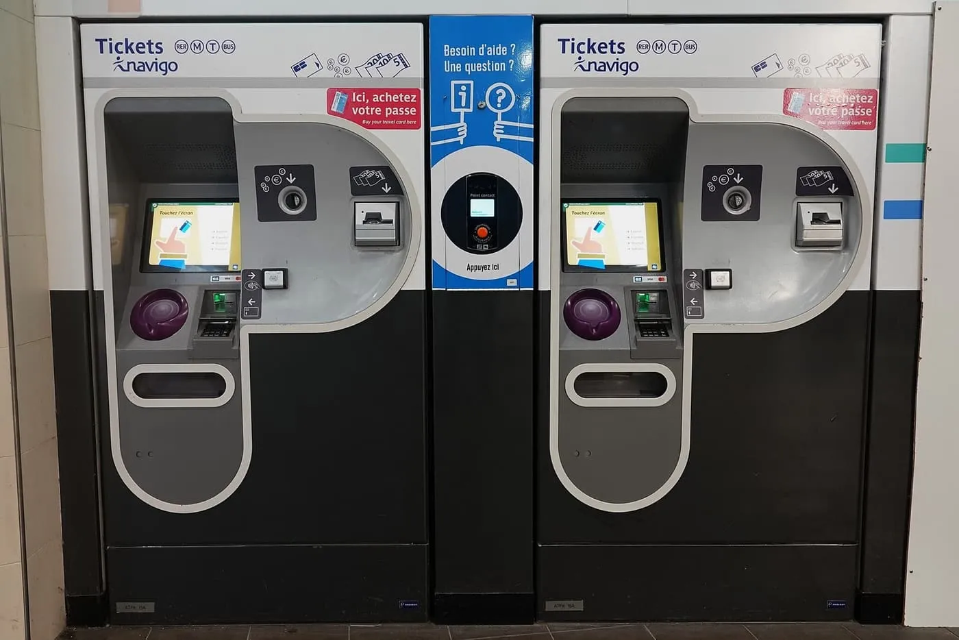 Two Île-de-France Mobilités ticket machines side by side in a metro station, each marked Tickets Navigo