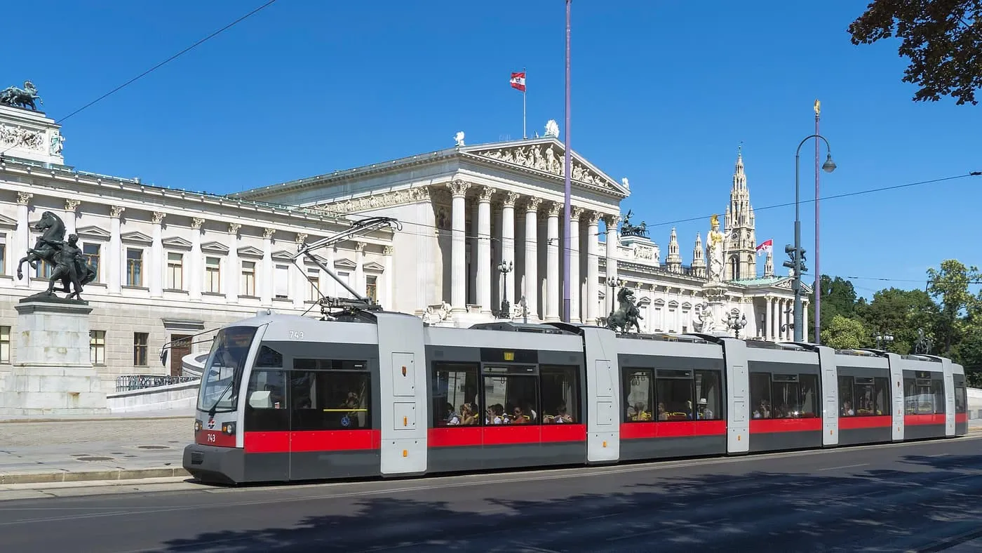 A low-floor Linie D tram passing the Parliament building on the Ring