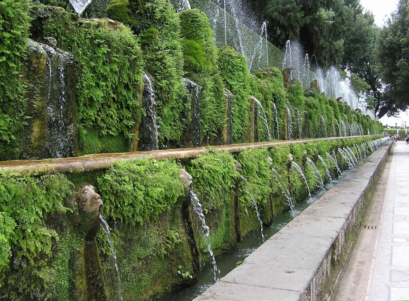 The Hundred Fountains at Villa d'Este: a long wall of moss and ferns with water spouting into a channel